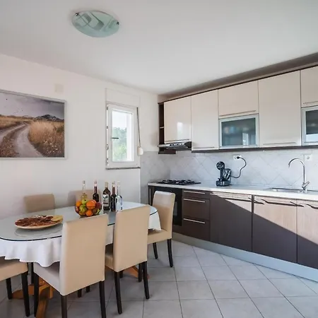 Kulusic House بيت للعطل