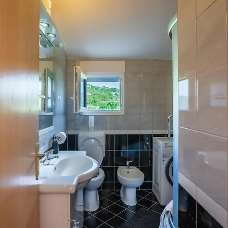 Kulusic House بيت للعطل